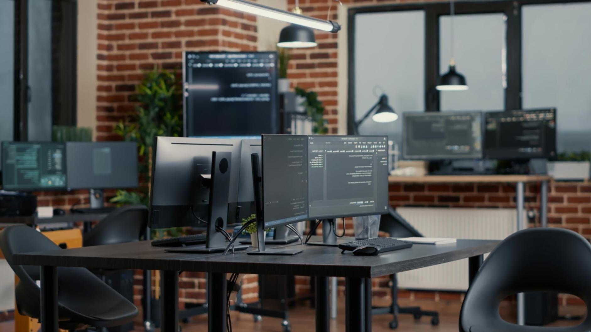 Workspace con multiple schermate che mostrano progetti di game design